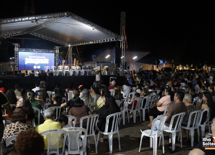 Magia do Natal: alunos da rede municipal de ensino encantam público na Praça dos Paiaguás