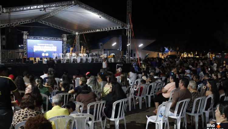 Magia do Natal: alunos da rede municipal de ensino encantam público na Praça dos Paiaguás
