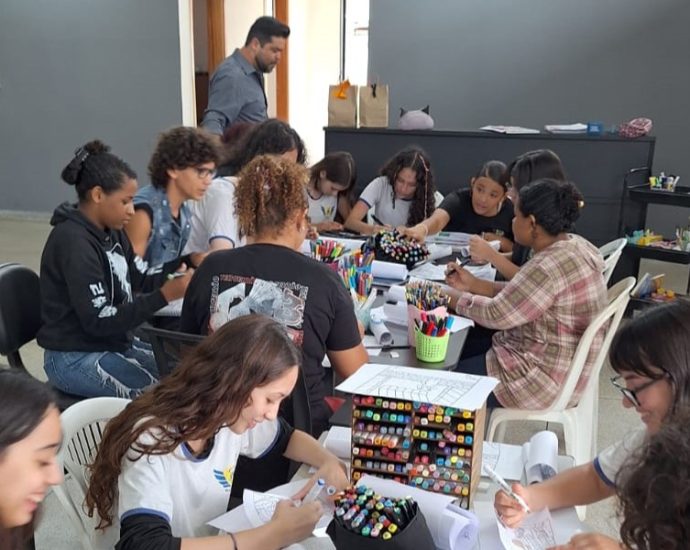 Prefeitura promove oficina de pintura terapêutica para jovens