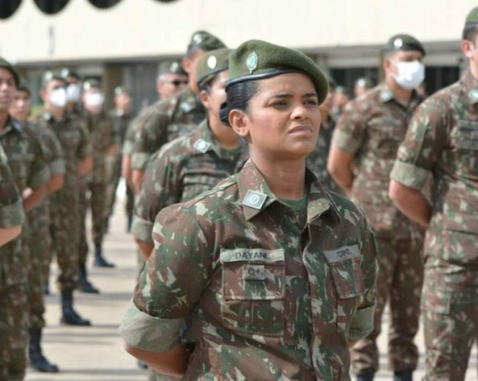 Alistamento Militar 2026 já está aberto para homens que completam 18 anos; mulheres podem se alistar voluntariamente. Veja como se inscrever e as consequências de não cumprir a obrigação.