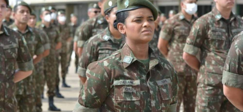 Alistamento Militar 2026 já está aberto para homens que completam 18 anos; mulheres podem se alistar voluntariamente. Veja como se inscrever e as consequências de não cumprir a obrigação.
