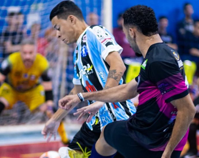 CAMPEONATO DE FUTSAL: VAI NA FÉ DOMINA O JOGO