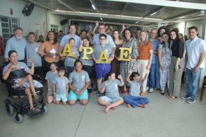 ENTREGA ONIBUS E ALIMENTOS APAE 05 02 5 scaled 1