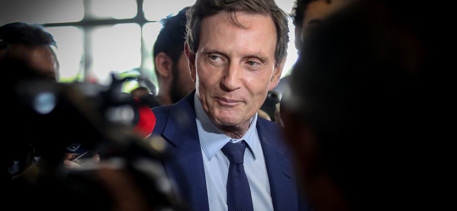 Marcelo Crivella Condenado a Pagar R$ 100 Mil por Recolhimento de HQ LGBT+