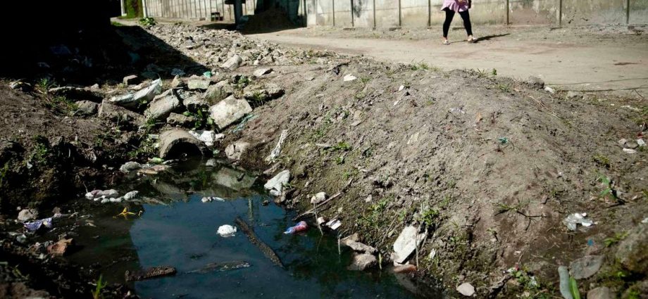 Desafios do Saneamento Básico no Brasil: Apenas Três Cidades Alcançam 100% de Coleta de Esgoto