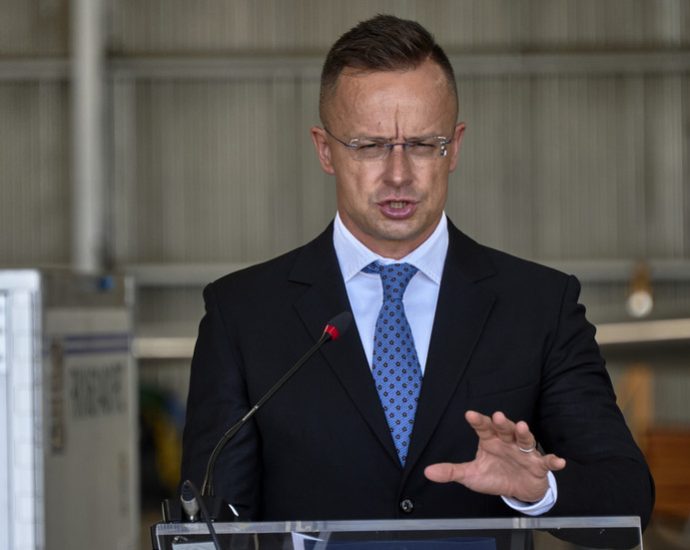 Hungria mantém oposição a ajuda à Ucrânia até reabertura do oleoduto Druzhba