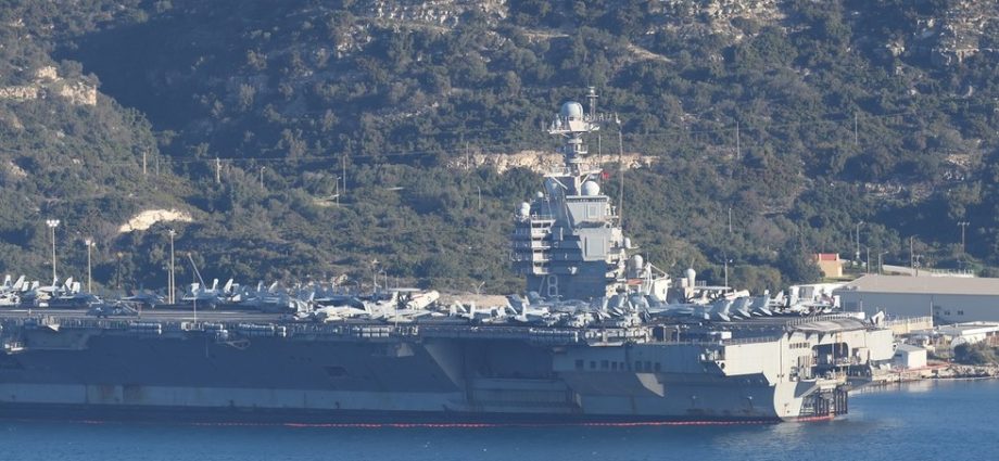 Incêndio Atinge USS Gerald R. Ford e Deixa Tripulação em Situação Crítica