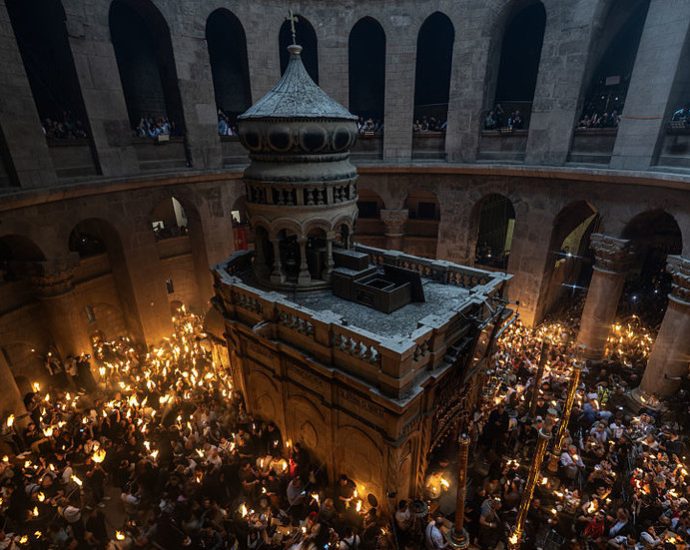 Celebração do Fogo Santo Continua Apesar do Fechamento da Igreja do Santo Sepulcro