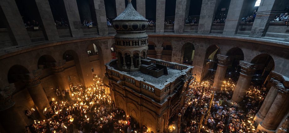 Celebração do Fogo Santo Continua Apesar do Fechamento da Igreja do Santo Sepulcro