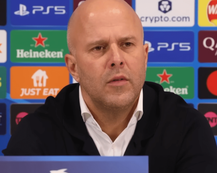 Arne Slot Defende Apoio da Torcida em Confronto Crucial na Champions League