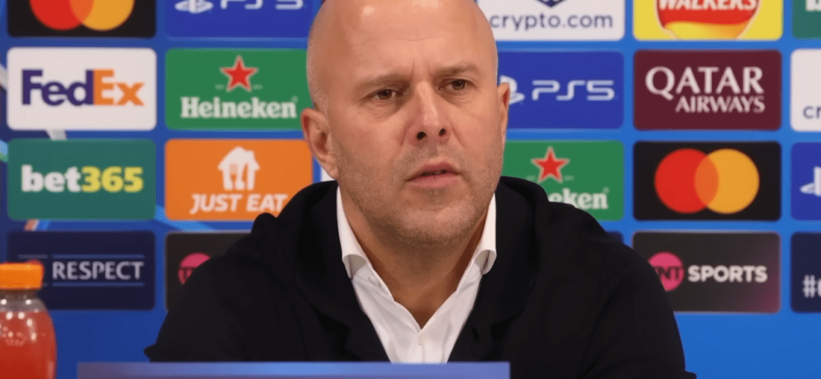 Arne Slot Defende Apoio da Torcida em Confronto Crucial na Champions League