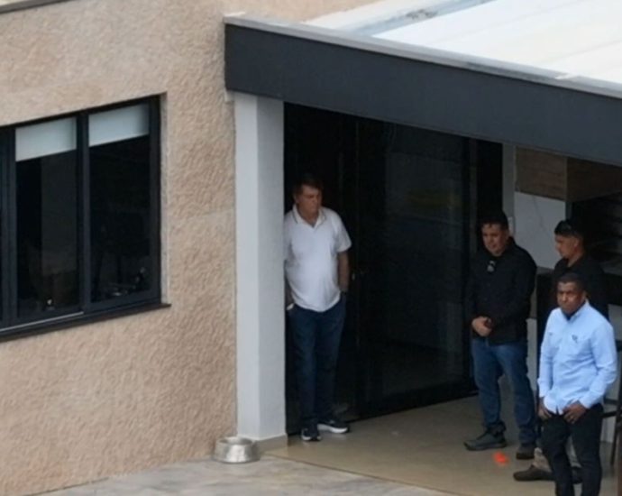 Jair Bolsonaro Retorna para Casa Após 125 Dias em Internação e Prisão