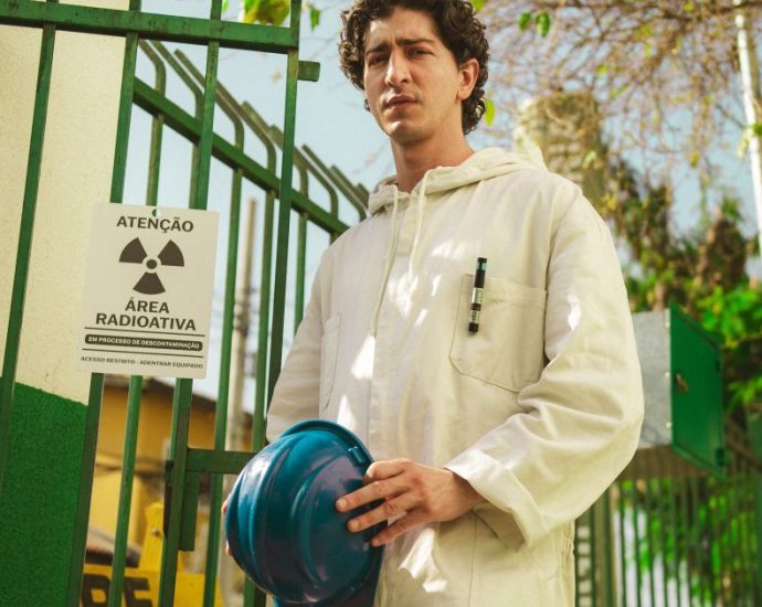 Johnny Massaro Reflete sobre a História por Trás de ‘Emergência Radioativa’