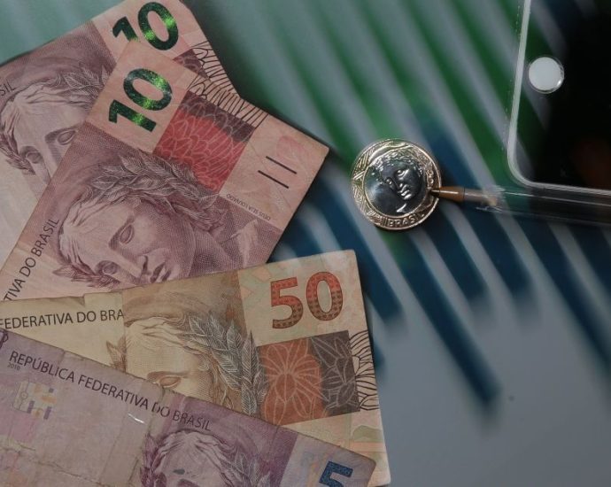 Impactos das Altas Taxas de Juros na Economia Brasileira: Análise de Especialista