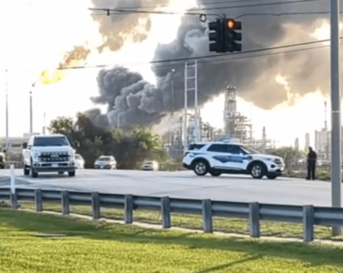 Explosão em Refinaria no Texas Gera Incêndio e Nuvens de Fumaça