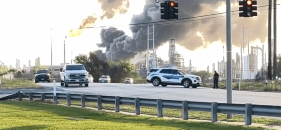 Explosão em Refinaria no Texas Gera Incêndio e Nuvens de Fumaça
