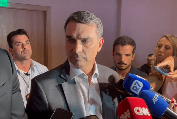 Flávio Bolsonaro Espera Opinião Favorável do PGR sobre Domiciliar para o Pai