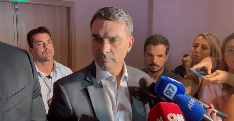 Flávio Bolsonaro Espera Opinião Favorável do PGR sobre Domiciliar para o Pai