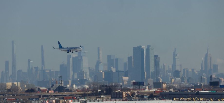Incidente de Quase Colisão no Aeroporto de Newark Levanta Preocupações sobre Segurança Aérea