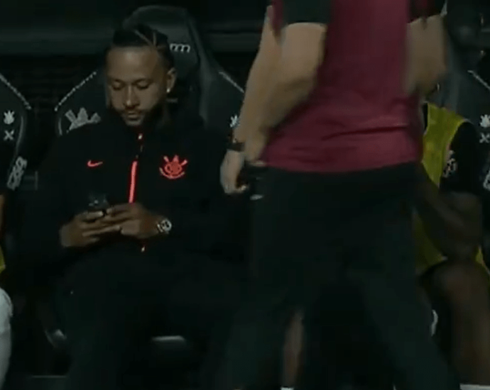 STJD Denuncia Memphis Depay por Uso de Celular Durante Partida do Corinthians