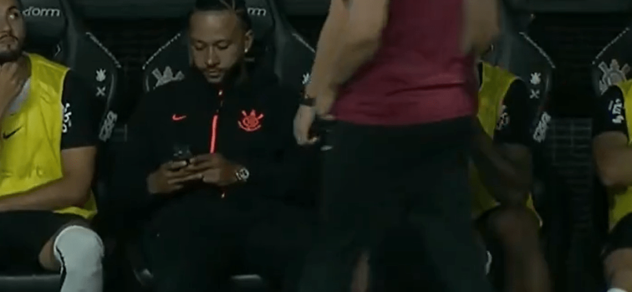 STJD Denuncia Memphis Depay por Uso de Celular Durante Partida do Corinthians