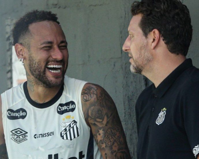 Neymar brilha em jogo-treino e se prepara para retorno ao Santos
