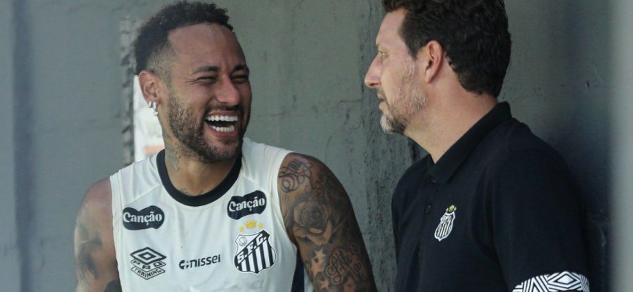 Neymar brilha em jogo-treino e se prepara para retorno ao Santos