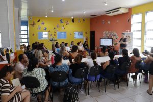 Projeto realiza oficina de máscaras africanas para professores na Biblioteca Municipal