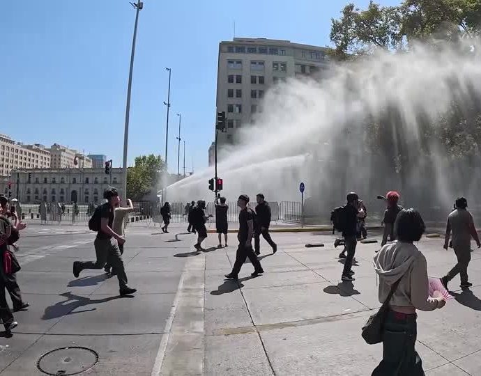 Protestos Estudantis em Santiago: Polícia Utiliza Canhões de Água para Dispersar Manifestantes