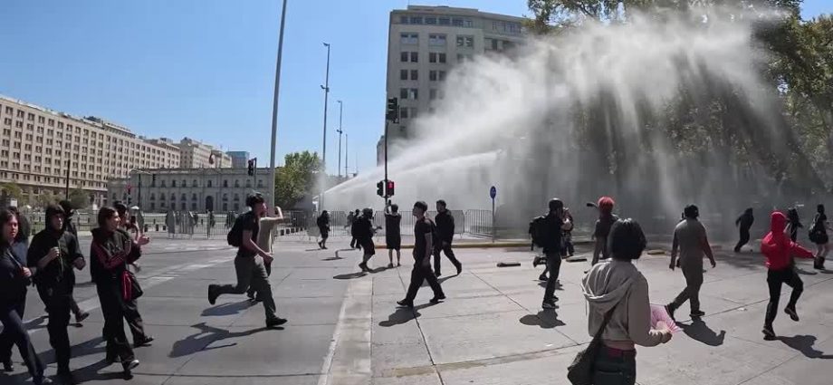 Protestos Estudantis em Santiago: Polícia Utiliza Canhões de Água para Dispersar Manifestantes