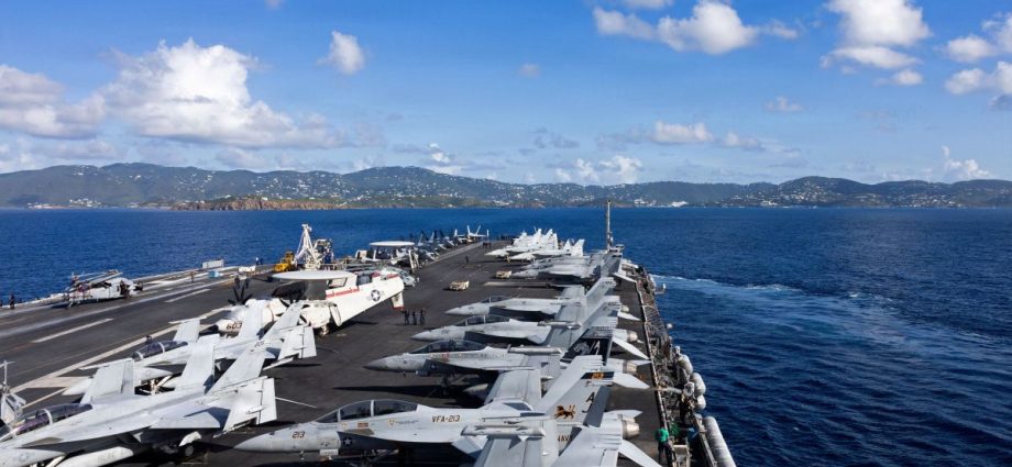USS Gerald R. Ford Ancorado em Split Após Reparos na Grécia