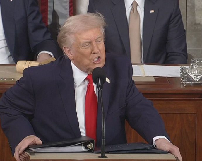 Senadora Lisa Murkowski Avalia Pressionar Congresso por Voto sobre Ação Militar no Irã