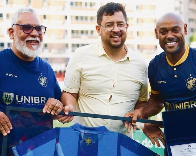 Vágner Love se despede do futebol com gol e agradecimentos