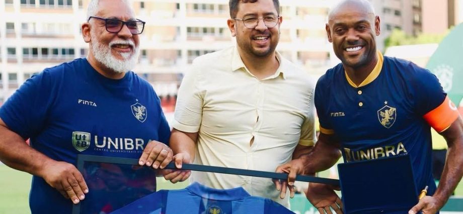 Vágner Love se despede do futebol com gol e agradecimentos