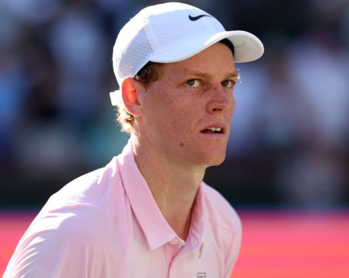 Jannik Sinner se desculpa após incidente no Miami Open