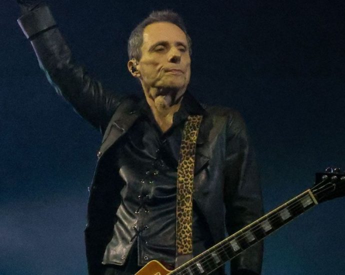 Tony Bellotto Homenageia Médico em Show Após Superar Câncer