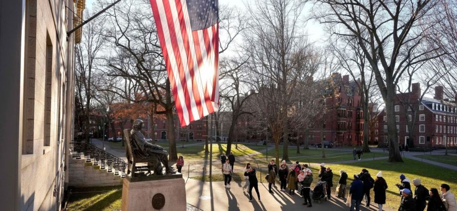 Governo Trump Processa Harvard por Discriminação em Novo Movimento Judicial