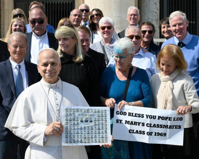 Encontro Memorável: Ex-Colegas de Escola do Papa na Praça São Pedro