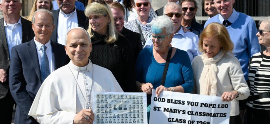 Encontro Memorável: Ex-Colegas de Escola do Papa na Praça São Pedro