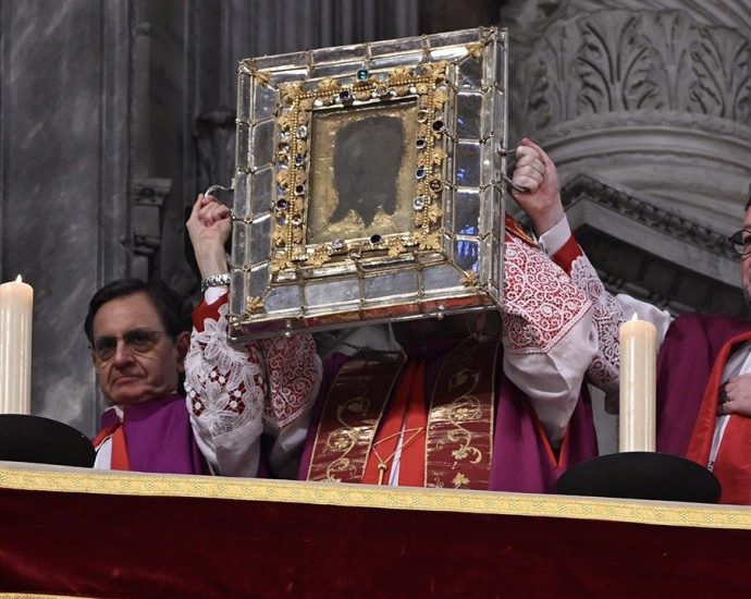 A Exposição do Véu de Verônica na Basílica de São Pedro: Um Chamado à Compaixão