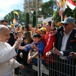 Papa Francisco Encontra Jovens em Mônaco e Fala sobre o Amor de Deus