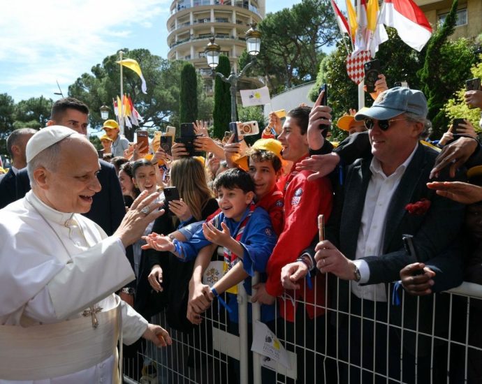 Papa Francisco Encontra Jovens em Mônaco e Fala sobre o Amor de Deus