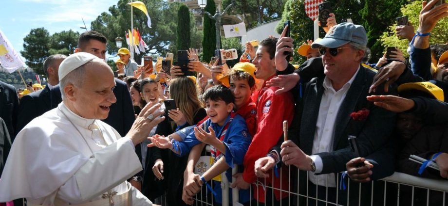 Papa Francisco Encontra Jovens em Mônaco e Fala sobre o Amor de Deus