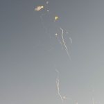 Destroços de míssil interceptado causam mortes e feridos em Abu Dhabi