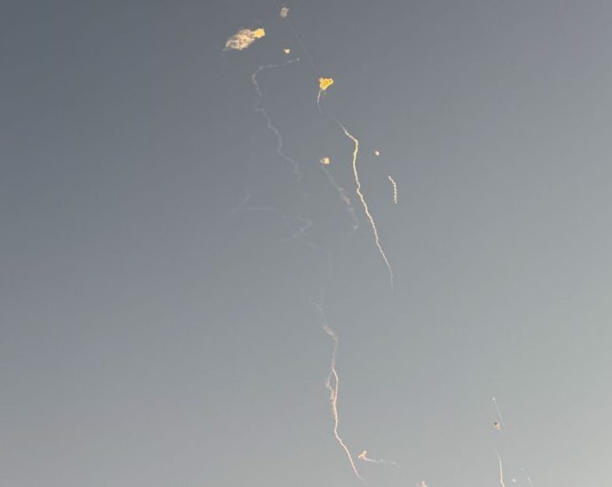 Destroços de míssil interceptado causam mortes e feridos em Abu Dhabi