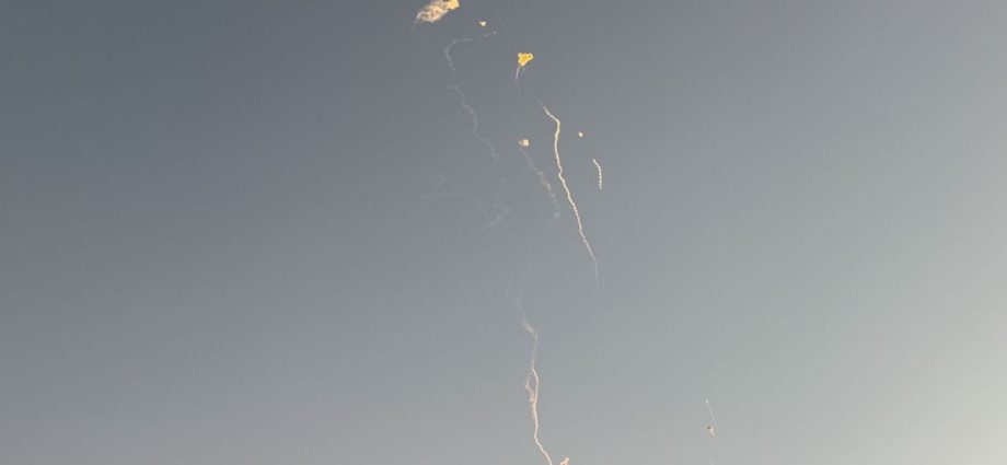 Destroços de míssil interceptado causam mortes e feridos em Abu Dhabi