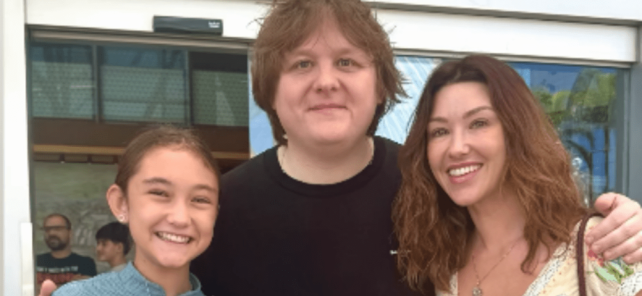 Esposa de Jorginho do Flamengo Agradece Gentileza em Meio a Polêmica com Chappell Roan