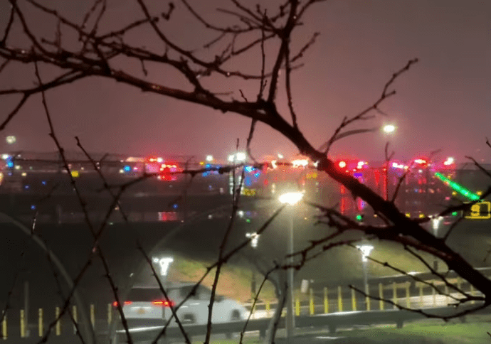 Colisão entre avião da Air Canada e veículo em LaGuardia provoca suspensão de voos