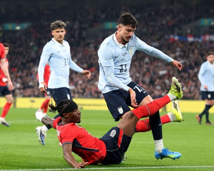 Joaquin Piquerez Retorna ao Brasil com Bota Ortopédica Após Lesão em Jogo da Seleção Uruguaia