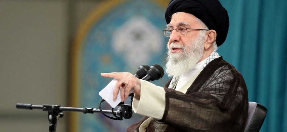 Israel Destrói Aeronave Associada a Ali Khamenei em Teerã